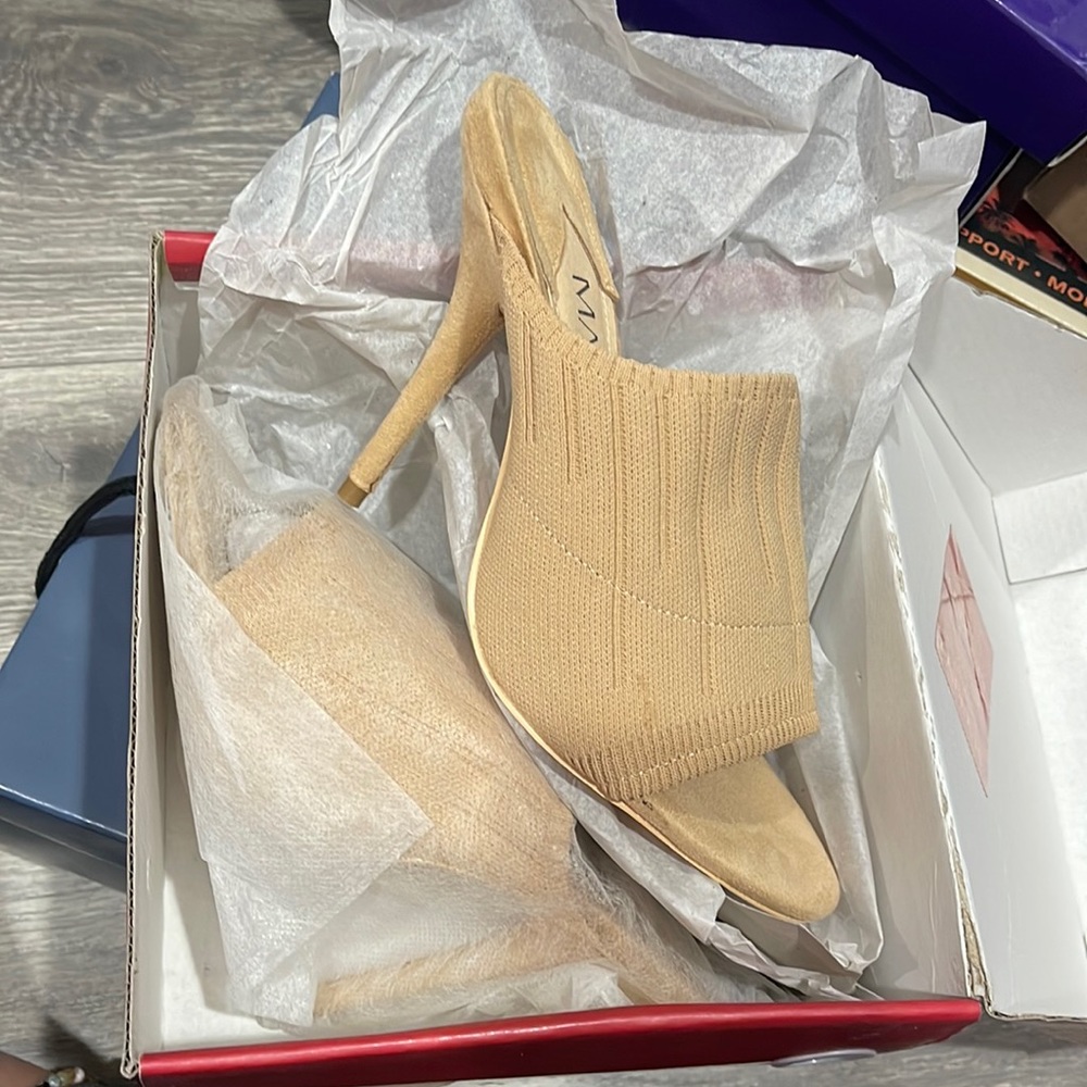 Beige stretch heels